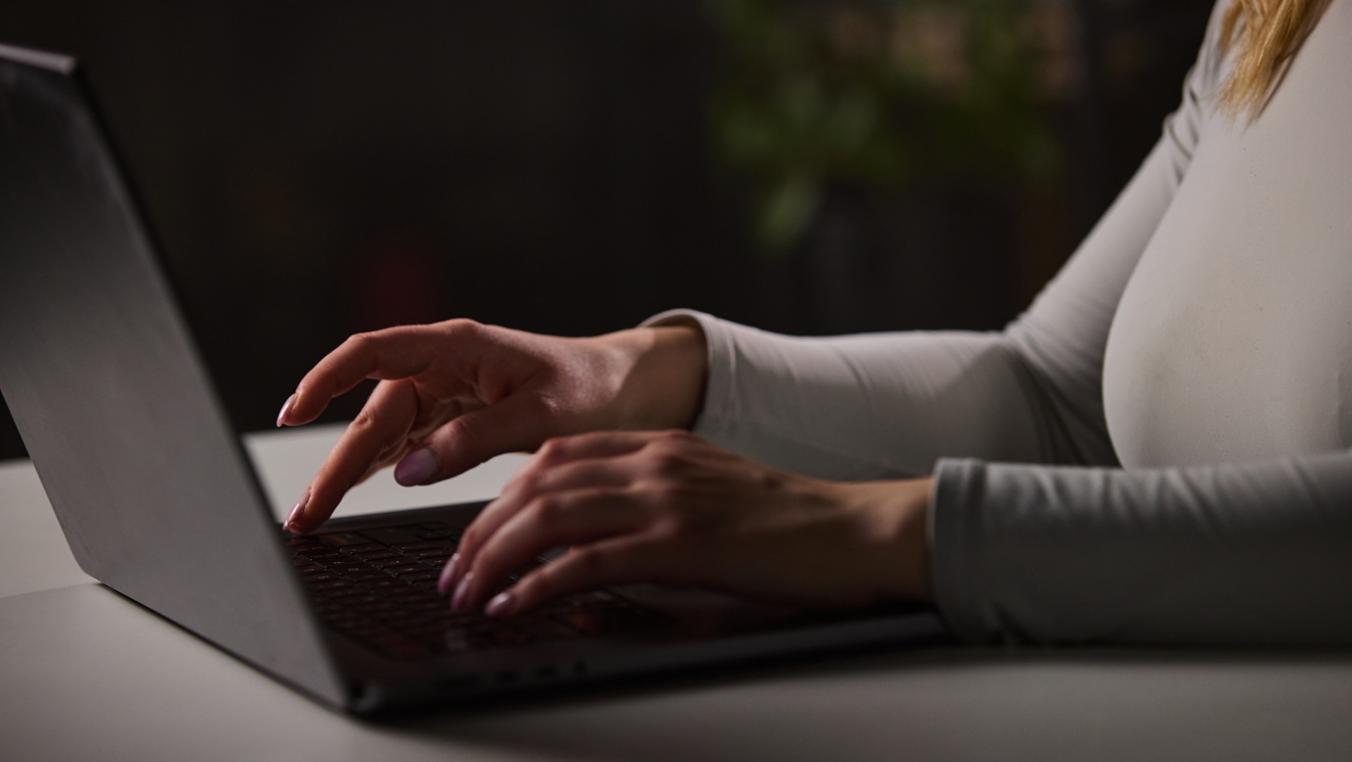 Mano che digita su un laptop