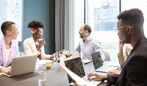 Gruppo di persone in ufficio