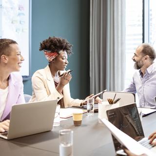 Gruppo di persone in ufficio