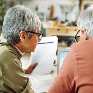 gente anziana che lavora al PC