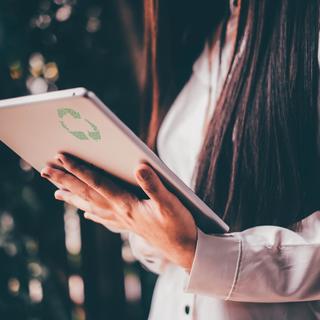 donna con tablet report sostenibilità