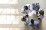 equipe di medici fotografati dall'alto
