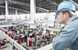 Operai che sorveglia stabilimento industriale