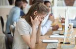 Donna in ufficio sotto stress