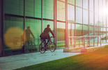 sostenibilità-man-bicicletta-green-edificio