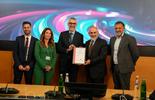 Diego D'Amato, South East Europe Area Vice-President di Bureau Veritas Italia, consegna il certificato per la parità di genere a Gruppo Ferrovie dello Stato