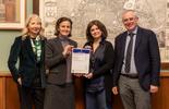In foto, Roberta Prati di Bureau Veritas Italia che consegna il certificato ISO 20121 all'Università di Padova