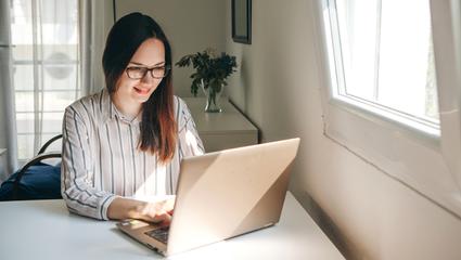 istock-girl-laptop