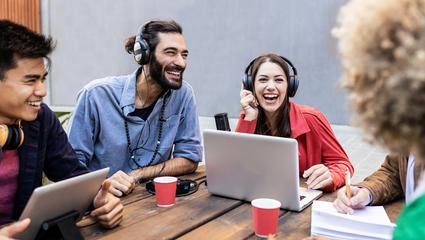 giovani sorridenti tecnologia