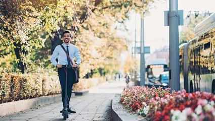 uomo su monopattino elettrico