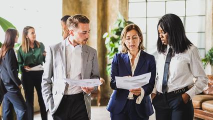 colleghi che parlano ad un evento