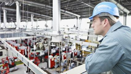 Operai che sorveglia stabilimento industriale