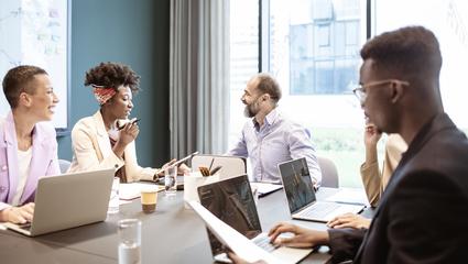 Gruppo di persone in ufficio