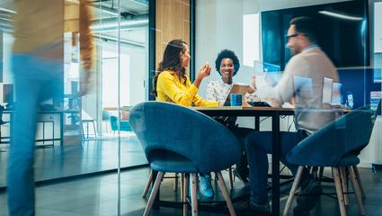 Gruppo di lavoro in ufficio 