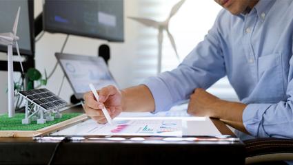 uomo che analizza un grafico