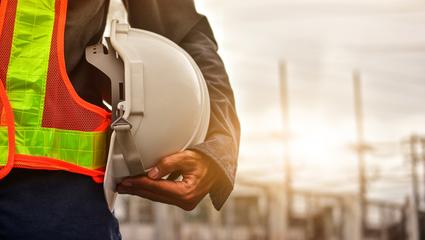 operaio vicino impianti con casco