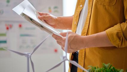 Uomo che consulta dei report sostenibilità