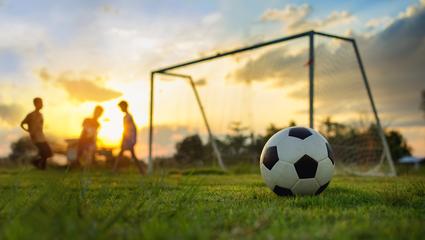 giovani che giocano a calcio