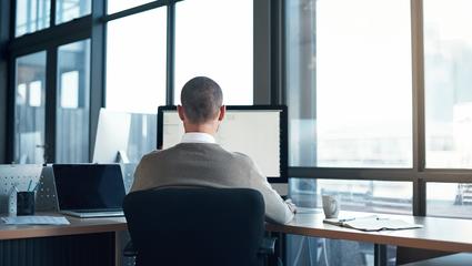 uomo in ufficio di spalle