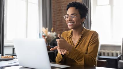 Donna al pc linguaggio dei segni