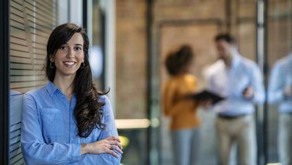 Giovane donna in ufficio parità di genere