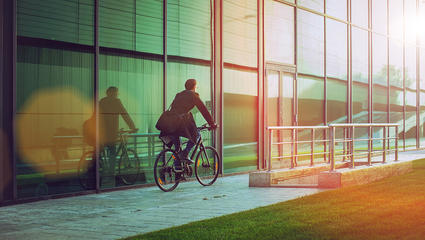 sostenibilità-man-bicicletta-green-edificio