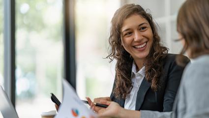 donne che analizzano dati sorridenti