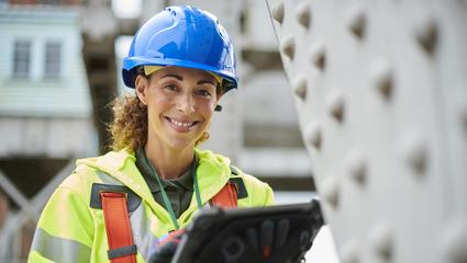 sicurezza lavoro donna con caschetto