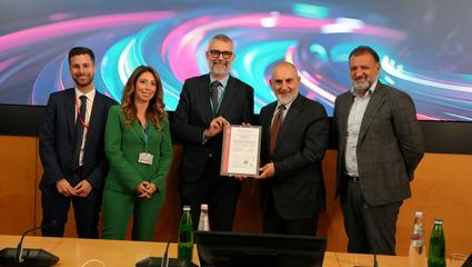 Diego D'Amato, South East Europe Area Vice-President di Bureau Veritas Italia, consegna il certificato per la parità di genere a Gruppo Ferrovie dello Stato
