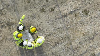 In foto, degli operatori che discutono della sicurezza e salute sul luogo di lavoro