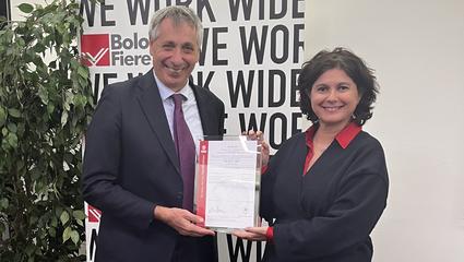 Roberta Prati consegna il certificato a Cersaie