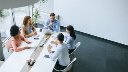 gruppo di colleghi che parlano di Sistemi di Gestione