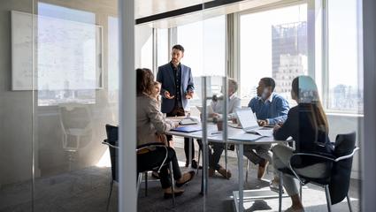 Manager in riunione Bureau Veritas Italia