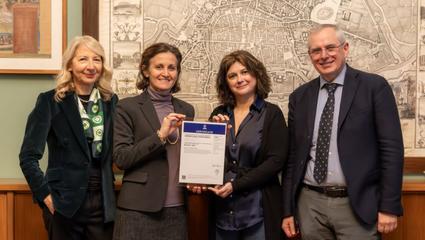 In foto, Roberta Prati di Bureau Veritas Italia che consegna il certificato ISO 20121 all'Università di Padova