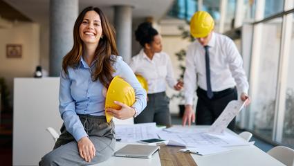 Persone in ufficio con vari caschetti