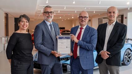 In foto, il momento di consegna di certificato a Italdesign da parte di Bureau Veritas