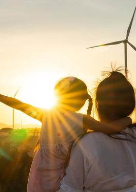 donna con mabina pale eoliche