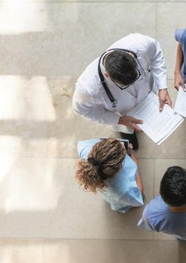 equipe di medici fotografati dall'alto
