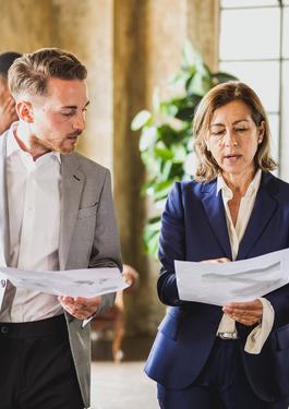 colleghi che parlano ad un evento