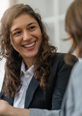 donne che analizzano dati sorridenti