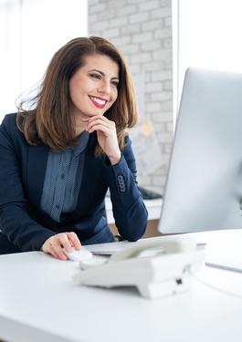 donna seduta in postazione ergonomica
