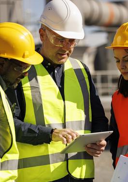 persone che discutono in cantiere