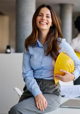 Persone in ufficio con vari caschetti