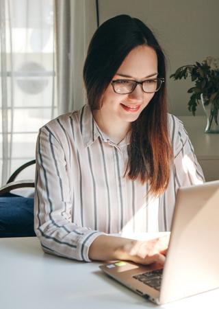 istock-girl-laptop
