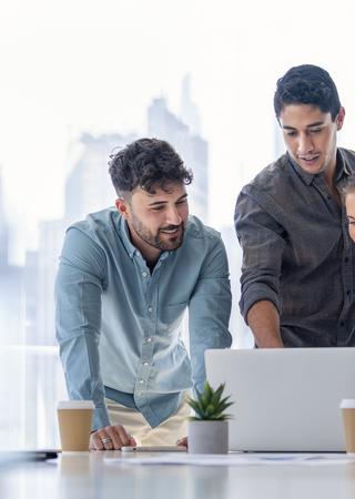 gruppo ragazzi laptop