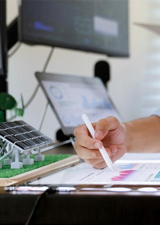 uomo che analizza un grafico