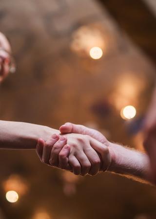 uomo e donna che stringono la mano