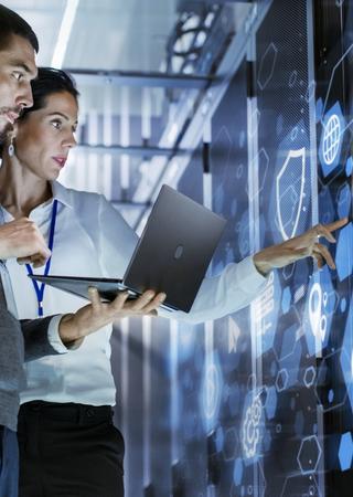 uomo e donna con pc e ledwall