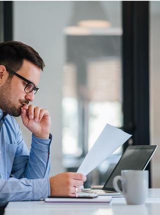 uomo che esamina documenti