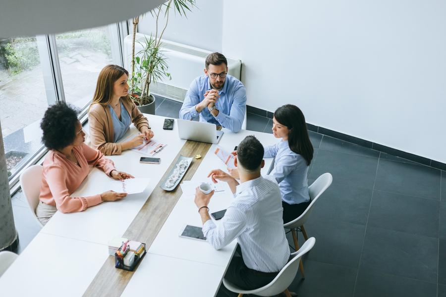 gruppo di colleghi che parlano di Sistemi di Gestione